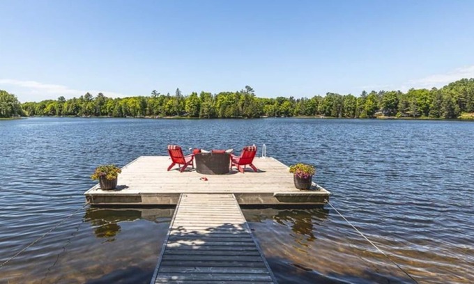 Trent Lakes House | NEW Breathtaking Sunset Lakefront 4Bedroom Cottage