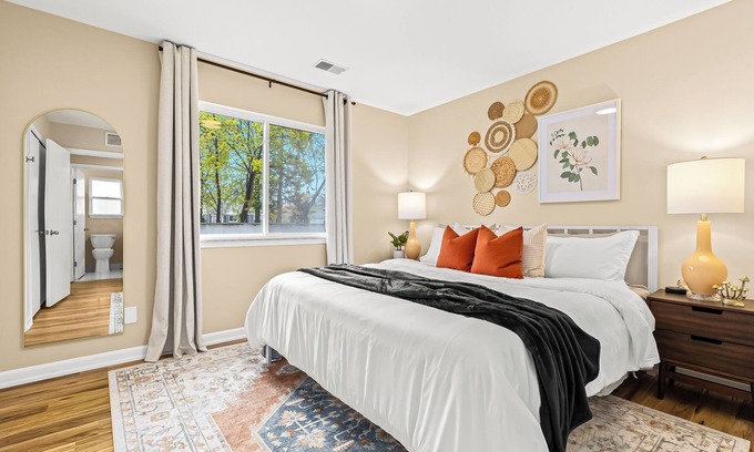 Roseville Apartment | New! Bright & Cozy 1BR Flat with Double Recliners
