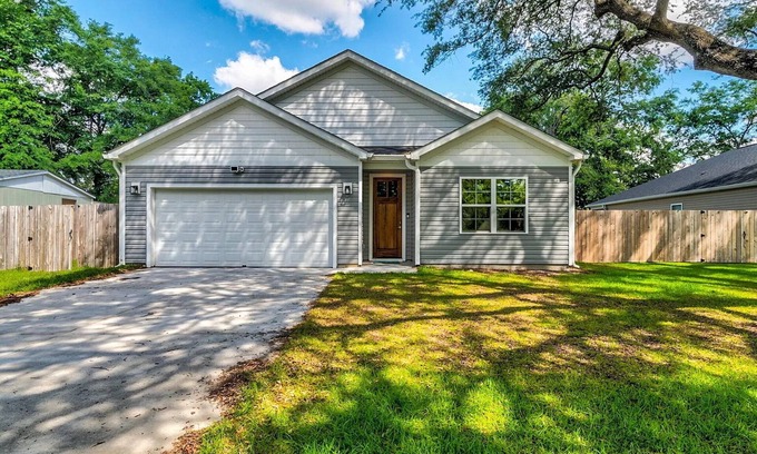 North Charleston House | New build 4-bedroom house with fast WiFi and AC in peaceful North Charleston
