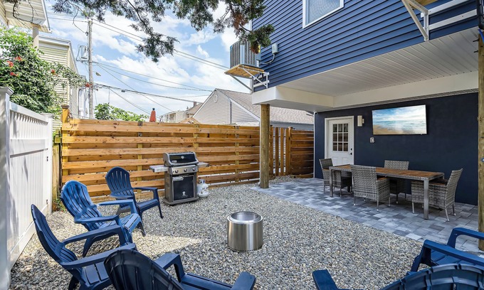 Seaside Heights House | New build 4BDR/4BATH Family Home. 3 Decks/Back Yard/BBQ/Bay Views/Wet Bar/4K TVs