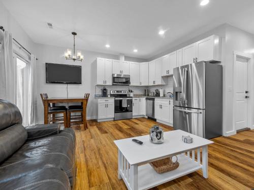 Boiling Springs House | New build duplex-sleeps 6! Pet friendly!