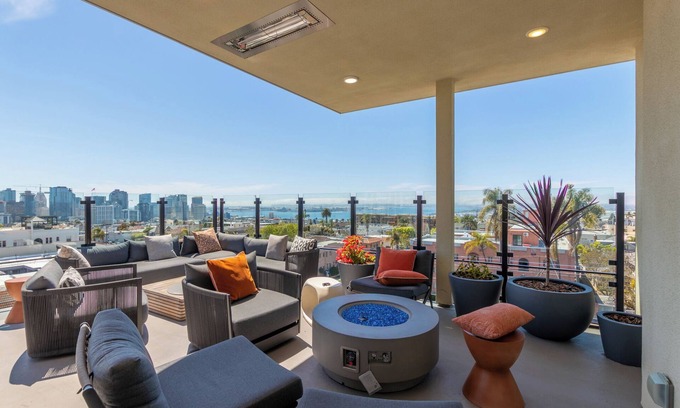 San Diego Apartment | NEW BUILD-ideal San Diego location, Little Italy, Gaslamp-WiFi, AC, 2x King beds