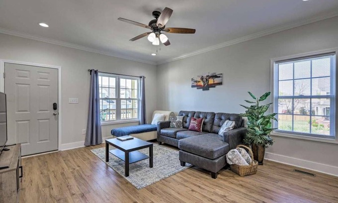 Macon House | New-build modern house in Downtown Macon-Best Location with King Bed & Spa Bath