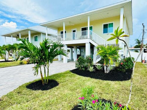 Fort Myers Beach House | New Build walkable to dinner, LIVE music & 5 minute walk to BEACH