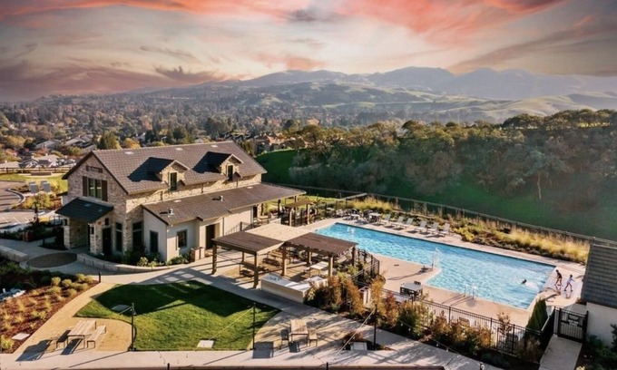 San Ramon House | New built luxury Home: Hiking, Park, Golf, Parking, Near Downtown Restaurants