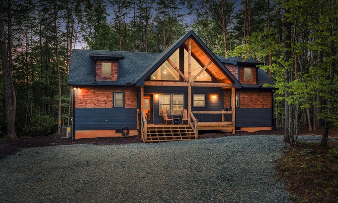 McCaysville Cabin | *NEW CABIN*HOT TUB*/Outdoor Fireplace/Lake/Pond Behind Property/PAC Man/Nintendo