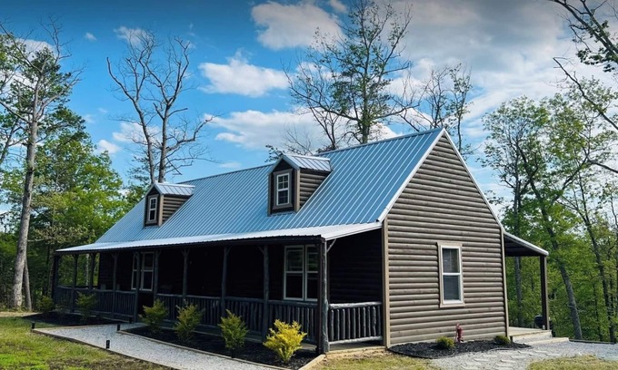 Clay City Cabin | New cabin near Red River Gorge, fire pit, walk to hiking