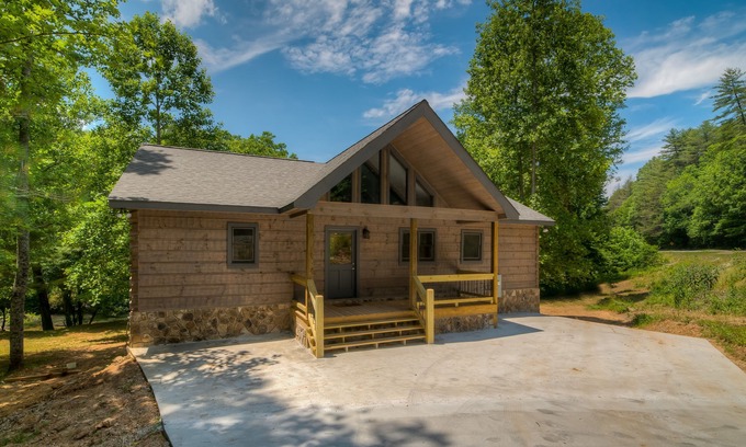 Suches Cabin | New Cabin on the Acclaimed Toccoa River w/Free WiFi & Private Hot Tub - Dogs OK