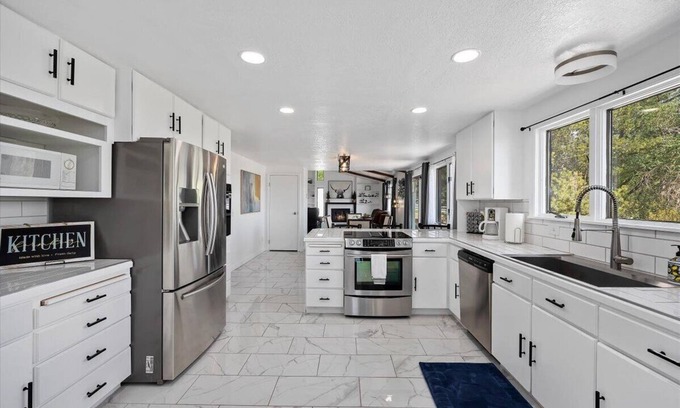 Twin Falls House | New! Canyon Rim home with waterfall trail!