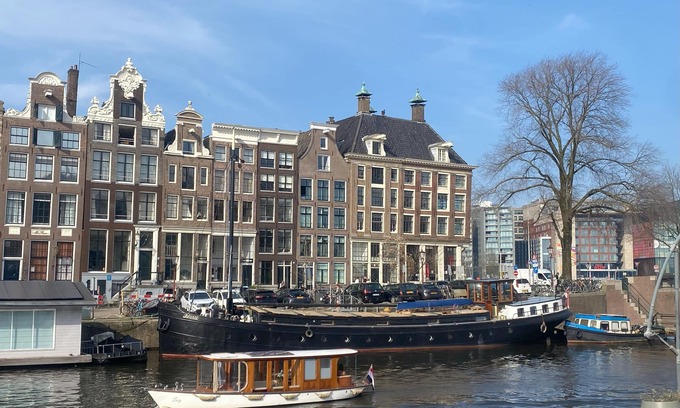 Amsterdam City Centre Boat Rental | NEW: Captains Cabin on luxurious wellness houseboat -
