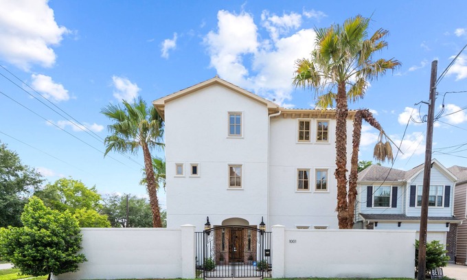 Houston Heights Villa | NEW- Casa Amigos- 4BR Villa in Heart of Heights w/Large Rooftop Patio