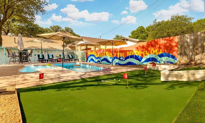 North San Antonio - SAT House | New! Casa Colibri w/year-round backyard/Two Pools/Gameroom/Central Location.