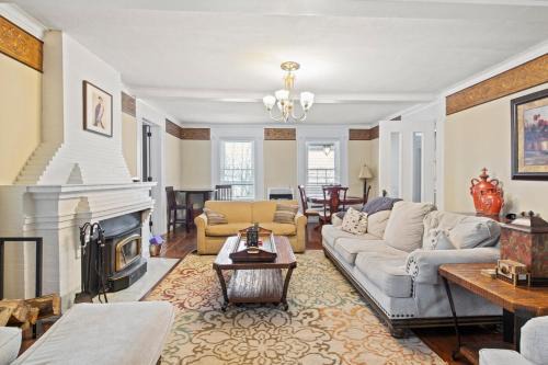 Cayuga House | NEW Cayuga, Hot Tub, Dog Friendly, Wine Trail