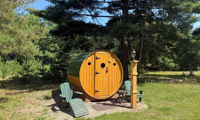Rhinelander Cottage | New Cedar Barrel Sauna! | Modern Northwoods Lakefront