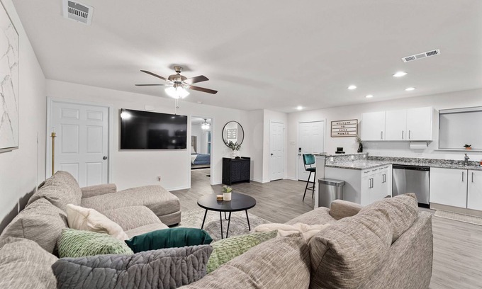 Grand Prairie House | New-Centrally located and spacious home! Close to ATT stadium, Globe Life