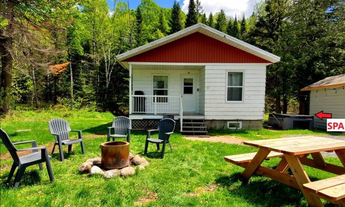 Saint-Tite-des-Caps Ski Chalet | New! Chalet with spa in the forest- Nature awaits!