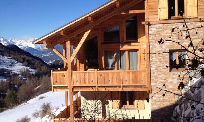 Vars Ski Chalet | New chalet in larch 150 M2 House 12 persons and Standing Near the slopes