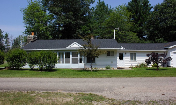 Northeastern Michigan House | NEW Charming 3-bedroom vacation house in East Tawas on Tawas Bay Point.