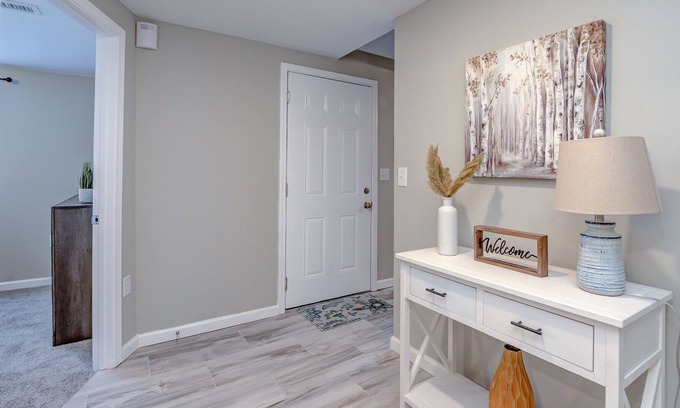 Lindenwald House | New Charming & Comfy~Walk to Restaurants~Backyard!