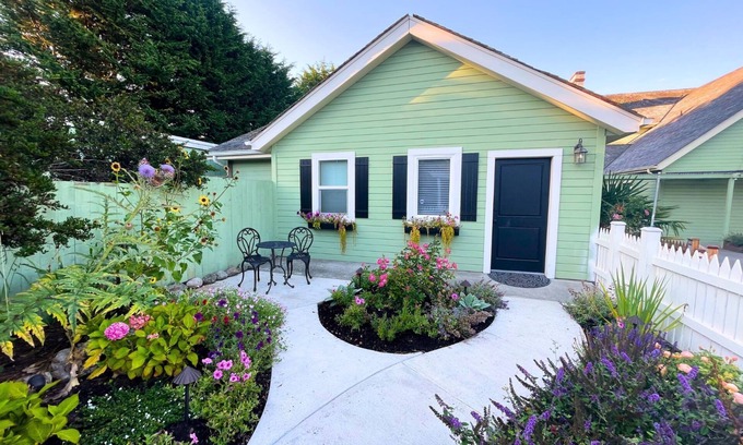 Lopez Island Cottage | New! Charming Cottage in Seaside Village Walk to Beach,Food,Coffee, Farmers Mkt.