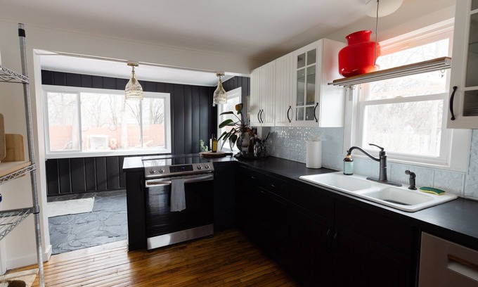 Minnetonka House | NEW! Charming & Cozy 2BR Cottage in Wayzata