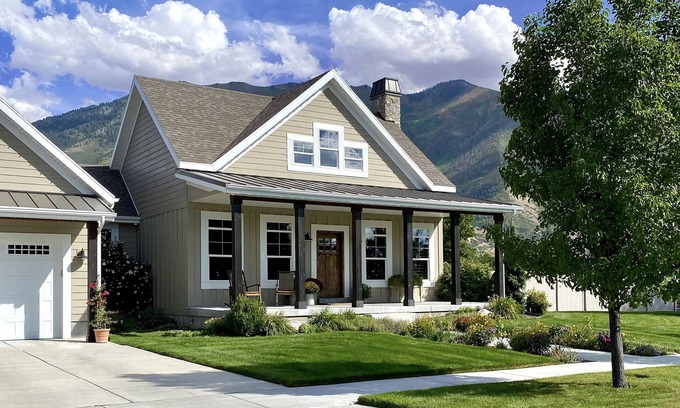 Mapleton Cottage | New! Charming Family Cottage: Perfect Blend of Beauty & Coziness.
