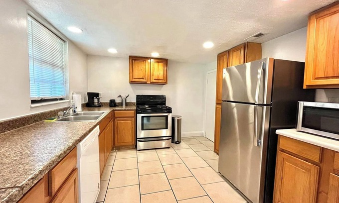 Hyde Park House | New! Charming Home, WIFI, TV, & Great Value