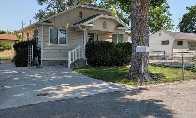 Murray House | New Charming Murray 2 BR Home just 20 min to mtns or downtown, 5 min to IMC.