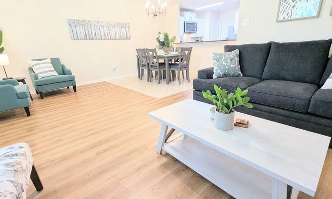 Brookshire House | NEW Charming Warm Retreat for 8 Fully Equipped Fast WiFi Modern Comforts