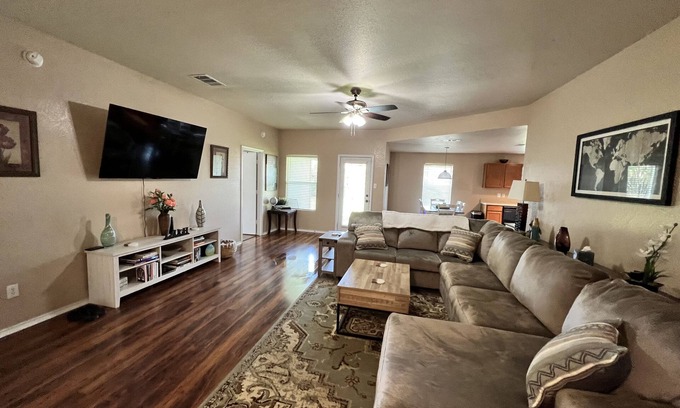Temple House | *NEW* Cheerful 4 Bedroom Home-Pet Friendly