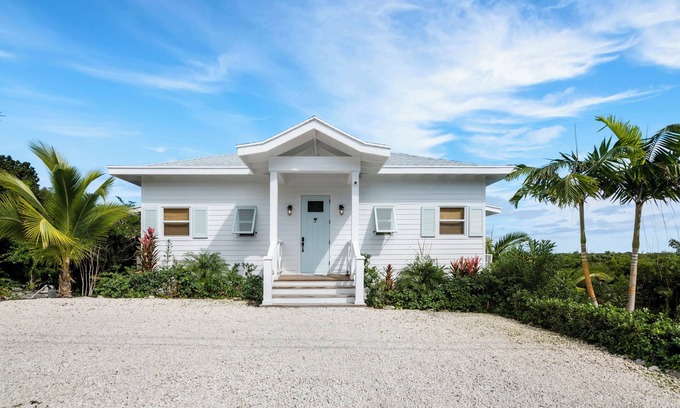 George Town House | New chic 2 Bed/2Bath w/Ocean Views. Prime Location minutes to Beaches & Town.