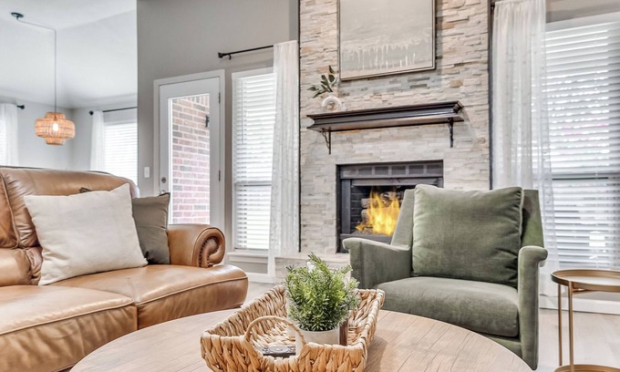 Edmond House | New! Chic & comfortable home in central Edmond w/two King rooms/yard/EV charger!