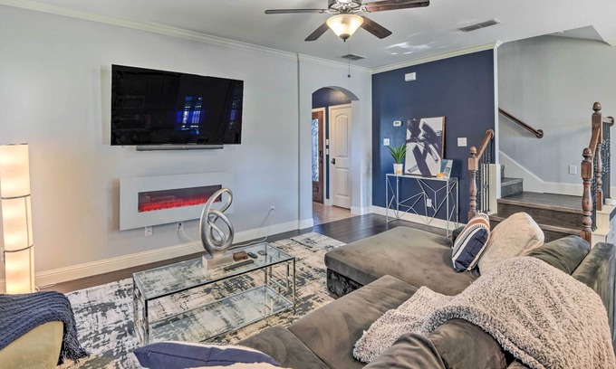 South Arlington House | NEW! Chic Grand Prairie Townhome w/ Fenced Yard!