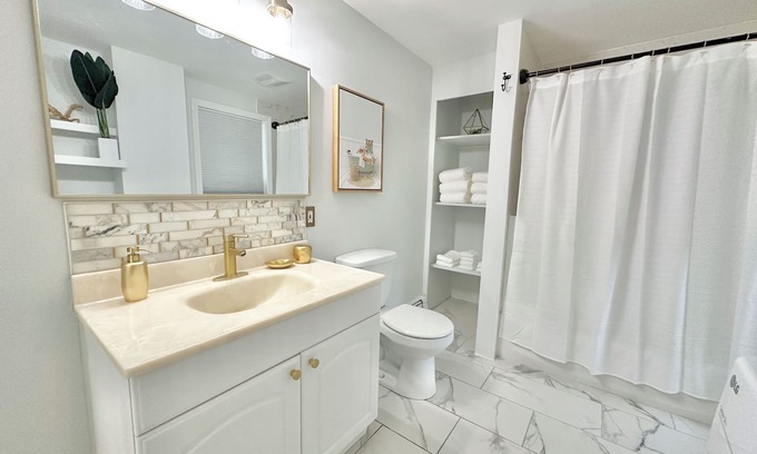 Marlborough House | NEW Chic Home Close to Boston - WASHER DRYER & Parking