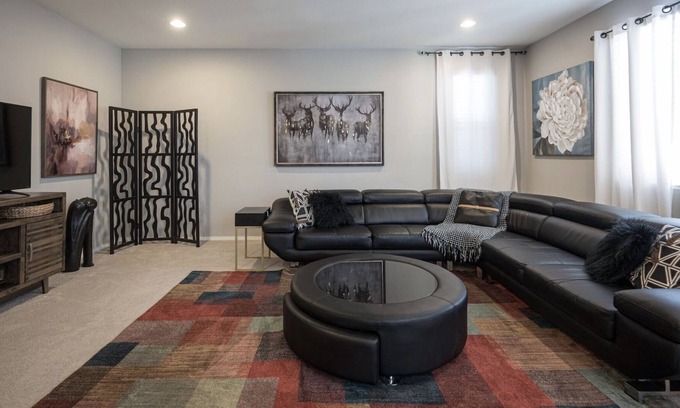 Spring Valley House | New Chic Relaxing Modern Vacation Home Near Strip