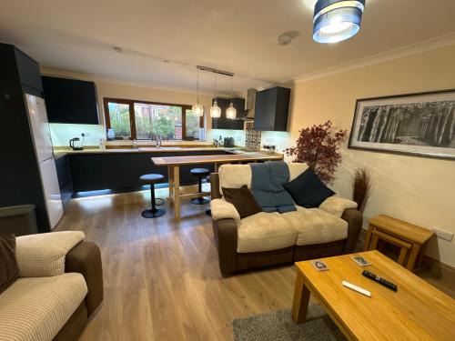 Clyst St Mary Apartment | New city flat, 3 x double bed en-suite bedrooms, private kitchen & lounge, free private parking & own workspaces