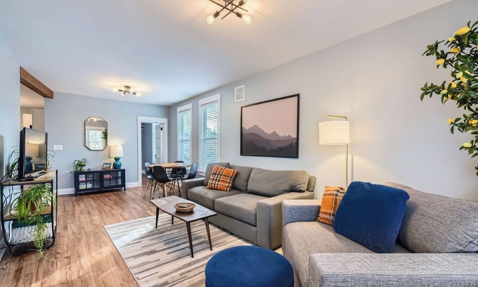 Irving Park East Apartment | NEW, clean & sunny, 2bd, private deck, 15min to Wrigley!