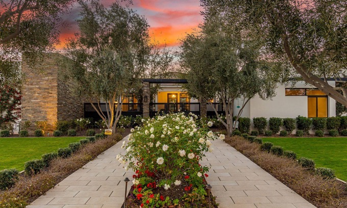 South Scottsdale House | *NEW* Close to Old Town Scottsdale with heated, covered pool in coveted PV Farms