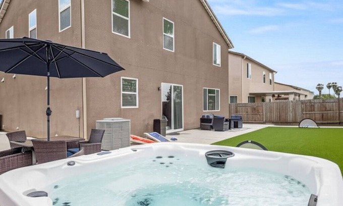 Clovis House | NEW Clovis House - 4 Bed: 3 Bath - Hot Tub - Garage