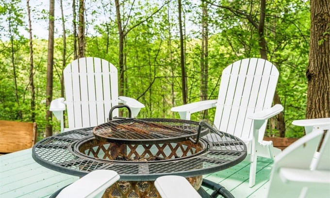 Stanley Cottage | NEW Colorful Cottage + Hot Tub + Pets + 15 min to LAKEn