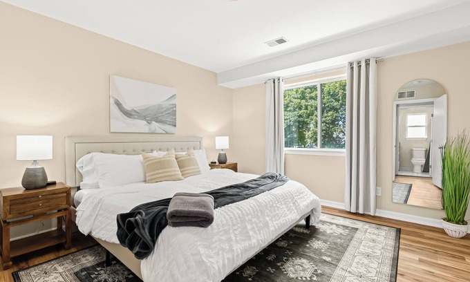 Roseville Apartment | New! Comfortable 1BR Upper Flat, Roseville Downtown