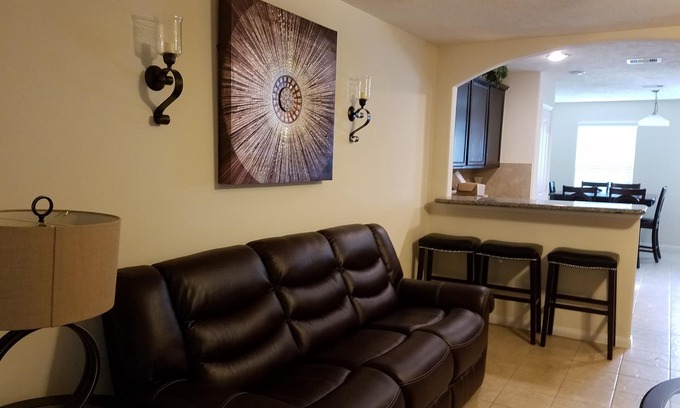 Central Southwest House | New Comfortable and Stylish Vacation Rental for your Family/Company Stay