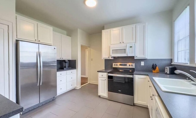 Austin Ave. House | New! Comfy Bungalow on Washington-Dedicated Office