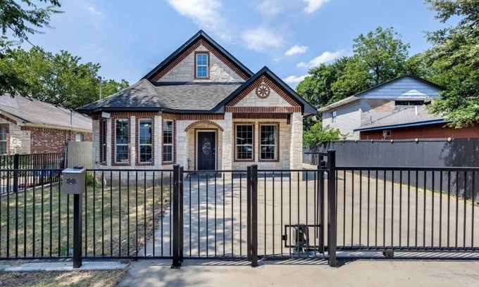 West Dallas House | NEW! Comfy Family Sized Home, located about 5 minutes from DOWNTOWN DALLAS!