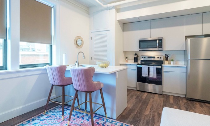 Uptown District Hotel | New Condo Downtown Sleeps 4