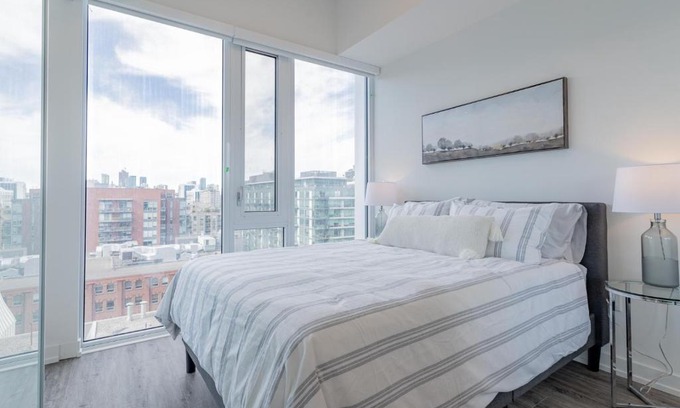 St. Lawrence Apartment | New Condo in Downtown Toronto with CN Tower View