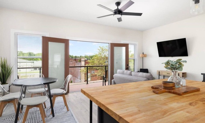 Johnson City House | New construction 2nd level apartment -Downtown JC