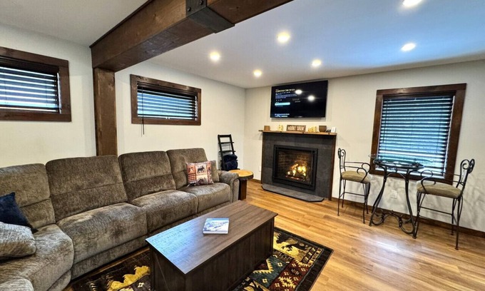 Wilmington House | New Construction Barn style- Minutes from Skiing and Lakes