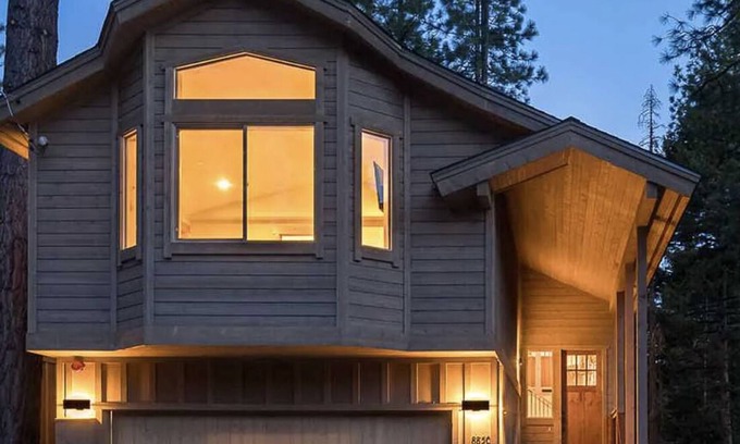 Tahoma House | New Construction Luxury w/Hot Tub–mins to beach, ski, hike, golf