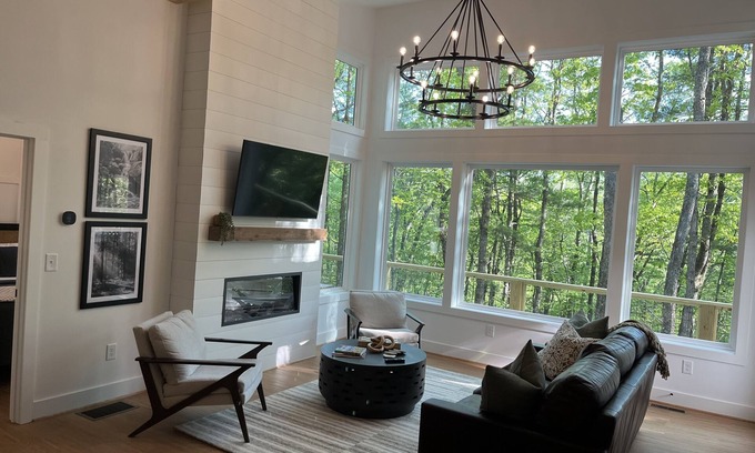 Cleveland Cottage | New Construction Modern Mountain Cabin close to Helen and Dahlonega